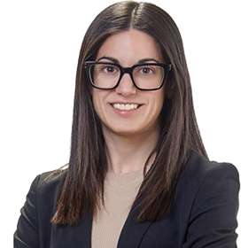 Retrato profesional de consultora especializada en análisis y gestión