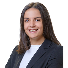 Retrato profesional de consultora especializada en gestión empresarial