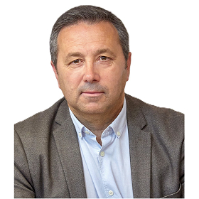 Retrato profesional de consultor senior en estrategia empresarial