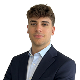 Retrato profesional de consultor en entorno corporativo