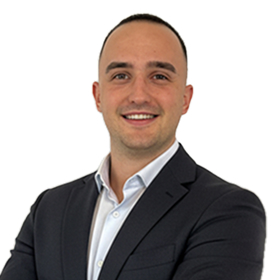 Retrato profesional de consultor especializado en estrategia empresarial