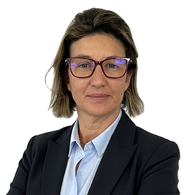 Retrato profesional de consultor en un entorno corporativo